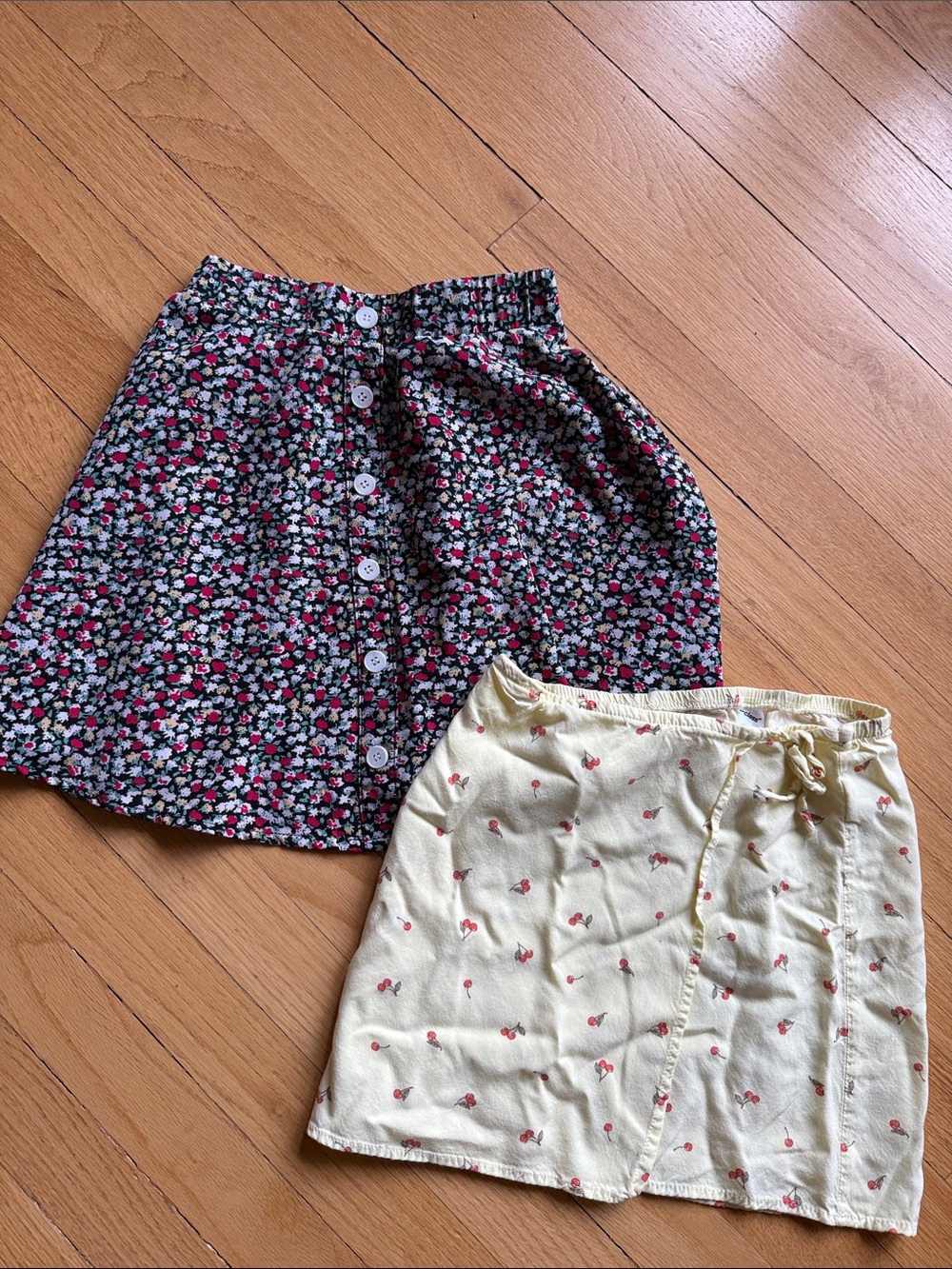Floral Button-Front Mini Skirt - Black/Red/White